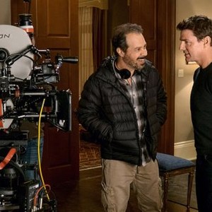 JACK REACHER: NEVER GO BACK, from left: director Edward Zwick, Tom Cruise, on set, 2016. ph: Chiabella James/© Paramount