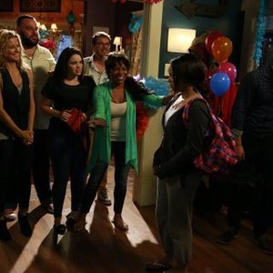 Recovery Road, from left: Alexis Carra, Daniel Franzese, Lindsay Pearce, Clay Black, Paula Jai Parker, 'Your Side of the Street', Season 1, Ep. #9, 03/21/2016, ©FREEFORM