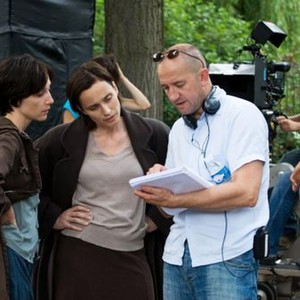 I'VE LOVED YOU SO LONG, (aka IL Y A LONGTEMPS QUE JE T'AIME), foreground from left: Elsa Zylberstein, Kristin Scott Thomas, director Philippe Claudel, on set, 2008. ©Sony Pictures Classics