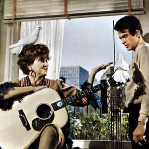PROMISE HER ANYTHING, from left: Hermione Gingold, Warren Beatty, 1965