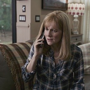Laura Linney as Lorraine Sullenberger in "Sully." photo 13