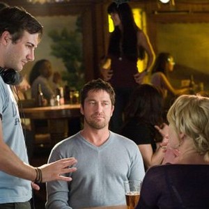 THE UGLY TRUTH, foreground from left: director Robert Luketic, Gerard Butler, Katherine Heigl, on set, 2009. Ph: Saeed Adyani/©Columbia Pictures