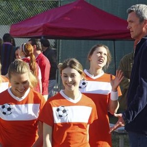 The Middle, from left: Evie Louise Thompson, Hayley Holmes, Nicole Cohen, Eden Sher, Neil Flynn, 'The Smell', Season 5, Ep. #18, 04/02/2014, ©ABC