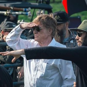 THE OLD MAN & THE GUN, FROM LEFT: ROBERT REDFORD, DIRECTOR DAVID LOWERY, ON-SET, 2018. PHOTO: ERIC ZACHANOWICH/TM & COPYRIGHT © FOX SEARCHLIGHT PICTURES