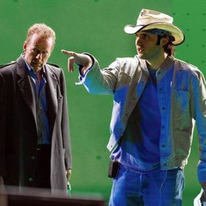 SIN CITY, Bruce Willis, director Robert Rodriguez on set, 2005, (c) Dimension Films