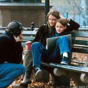 (L to R) Director David Fincher with Jodie Foster and Kristen Stewart on the set of the Columbia Pictures thriller, PANIC ROOM.