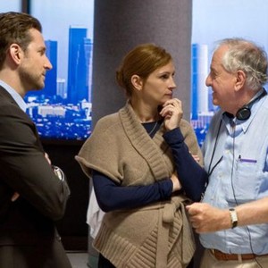 VALENTINE'S DAY, from left: Bradley Cooper, Julia Roberts, director Garry Marshall, on set, 2010. ph: Ron Batzdorff/©New Line Cinema