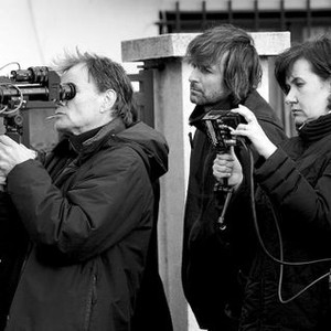 CEUX QUI RESTENT, director Anne Le Ny (second from right), on set, 2007. ©Studio Canal
