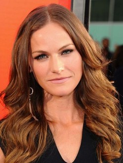 Semiz ayol mushukining yaqindan korinishi