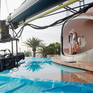 ABSOLUTELY FABULOUS: THE MOVIE, from left: Lulu, Jane Horrocks, on set, 2016. ph: David Appleby/©Fox Searchlight. All rights reserved.