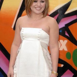 Kelly Clarkson (wearing a BCBG dress) at arrivals for 2007 Teen Choice Awards, Gibson Amphitheatre, Universal City, CA, August 26, 2007. Photo by: Dee Cercone/Everett Collection