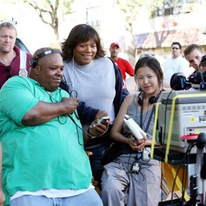 THE PERFECT HOLIDAY, foreground: director Lance Rivera (second from left), Queen Latifah (third from left), on set, 2007. ©Yari Film Group Releasing