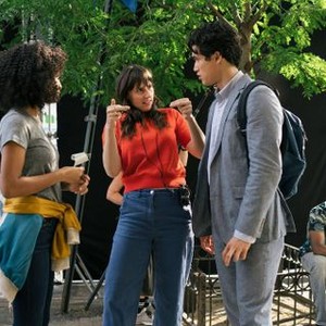 THE SUN IS ALSO A STAR, ON-SET, L TO R: YARA SHAHIDI, RY RUSSO-YOUNG (DIRECTOR), CHARLES MELTON, 2019. PH: ATSUSHI NISHIJIMA/© WARNER BROS.