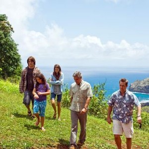 THE DESCENDANTS, from left: Nick Krause, Amara Miller, Shailene Woodley, George Clooney, Matt Corboy, 2011. ph: Merie Weismiller Wallace/TM and copyright ©Fox Searchlight Pictures. All rights reserved