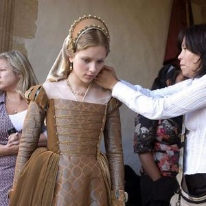 THE OTHER BOLEYN GIRL, producer Alison Owen (far left), Scarlett Johansson (center), on set, 2008. ©Focus Features