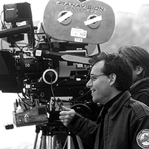Director/producer Chris Columbus on the set of Touchstone's Bicentennial Man photo 18