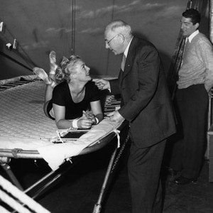 THE GREATEST SHOW ON EARTH, from left: Betty Hutton, director Cecil B. DeMille, visitor Dean Martin on set, 1952, tgsoe1952g56-fsct02(tgsoe1952g56-fsct02)