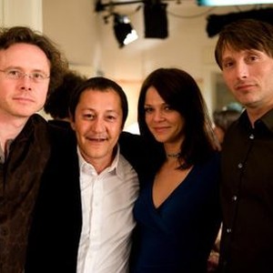 THE DOOR, (aka DIE TUR), from left: director Anno Saul, writer Akif Pirincci, Jessica Schwarz, Mads Mikkelsen, on set, 2009. ©Senator Film
