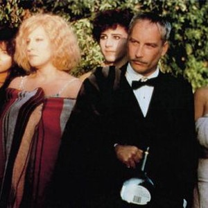 DOWN AND OUT IN BEVERLY HILLS, from left: Elizabeth Pena, Bette Midler, Valerine Curtin, richard Dreyfuss, Tracy Nelson, 1986, © Buena Vista