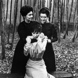 THREE SISTERS, Joan Plowright, Jeanne Watts (back), Louise Purnell (front), 1970