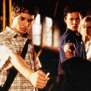 THE FACULTY, Elijah Wood (plaid shirt), Shawn Hatosy (gun), Laura Harris, 1998, © Dimension Films