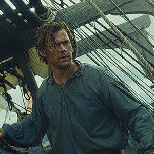 (L-R) Chris Hemsworth as Owen Chase in "In the Heart of the Sea." photo 19