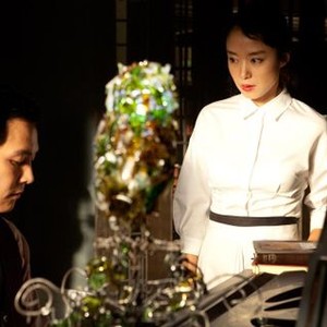 THE HOUSEMAID, (aka HANYO), from left: LEE Jung-Jae, JEON Do-yeon, 2010. ©IFC Films