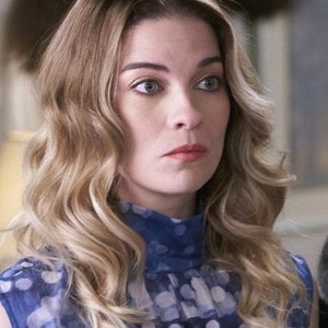 Annie Murphy as Alexis Rose