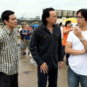 BANGKOK DANGEROUS, foreground from left: Shahkrit Yamnarm, Nicolas Cage, co-director Oxide Pang, on set, 2008. ©LionsGate