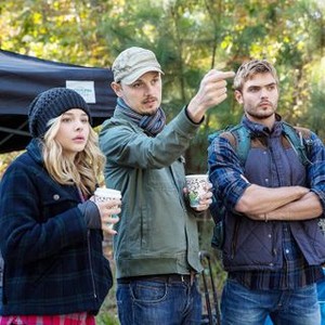 THE 5TH WAVE, (aka THE FIFTH WAVE), from left: Chloe Grace Moretz, director J Blakeson, Alex Roe, on set, 2016. ph: Chuck Zlotnick/©Columbia Pictures