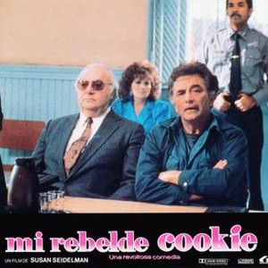 COOKIE, (aka MI REBELDE COOKIE), Peter Falk (left and center arms folder), Brenda Vaccaro (center seated rear), Emily Lloyd (right), 1989, © Warner Brothers