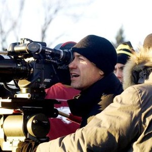 MICHAEL CLAYTON, director Tony Gilroy (center), on set, 2007. ©Warner Bros.
