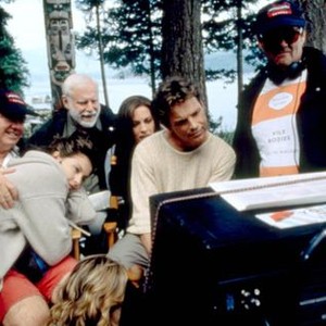 DOUBLE JEOPARDY,  Ashley Judd (laying down), producer Leonard Goldberg (second from left, back), Bruce Greenwood (second from right), director Bruce Beresford (right), on set, 1999. ©Paramount