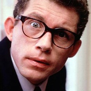 English comic actor Lee Evans plays Mary's friend Tucker, a fraudulent architect who harbors a secret crush for her.