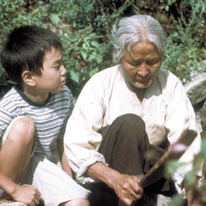 Spoiled seven year-old Sang-Woo (Seung-Ho YOO, left) learns from his grandmother (Eul-Boon KIM, right) the value of family in Jeong-Hyang LEE's film about unconditional love. photo 13
