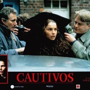 CAPTIVES, (aka CAUTIVOS), bottom from left: Tim Roth, Julia Ormond, Julia Ormond (center black coat), 1994, © Miramax