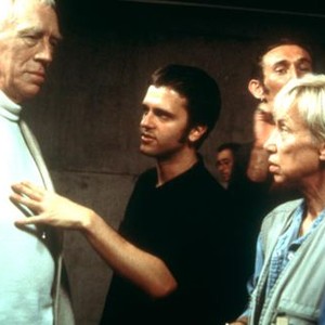 INTACTO, Max Von Sydow and  director Juan Carlos Fresnadillo on the set, 2001