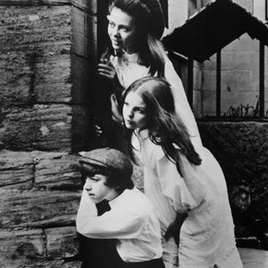 THE RAILWAY CHILDREN, top to bottom: Jenny Agutter, Sally Thomsett, Gary Warren, 1970, trc1970yu-fsct08, Photo by:  (trc1970yu-fsct08)