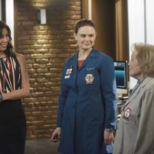 Bones, Michaela Conlin (L), Emily Deschanel (R), 'The Carpals in the Coy-Wolves', Season 11, Ep. #4, 10/22/2015, ©FOX