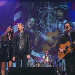ECHO IN THE CANYON, ON STAGE: REGINA SPEKTOR, JADE CASTRINOS, BECK, JAKOB DYLAN, PERFORMING 'MONDAY, MONDAY'; PHOTOGRAPH ON SCREEN: MICHELLE PHILLIPS, JOHN PHILLIPS OF THE MAMAS AND THE PAPAS, 2018. © GREENWICH ENTERTAINMENT