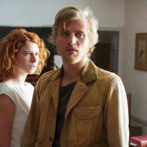 BEAST, FROM LEFT: JESSIE BUCKLEY, JOHNNY FLYNN, 2017. PH: KERRY BROWN/© ROADSIDE ATTRACTIONS