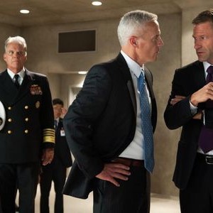 OLYMPUS HAS FALLEN, front, from left: Phil Austin, Aaron Eckhart, 2013. ph: Phil Caruso/©FilmDistrict