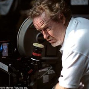 Director and Producer RIDLEY SCOTT on the set of Metro-Goldwyn-Mayer Pictures' (and Universal Pictures in association with Dino De Laurentiis) thriller HANNIBAL. photo 18