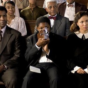 THE GREAT DEBATERS, front row: Denzel Washington, Denzel Whitaker, Jurnee Smollett, 2007. ©MGM