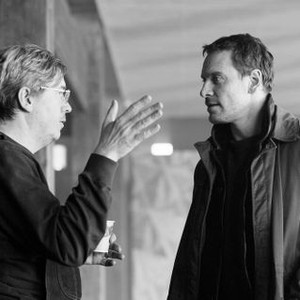 THE SNOWMAN, FROM LEFT: DIRECTOR TOMAS ALFREDSON, MICHAEL FASSBENDER, ON SET, 2017. PH: JACK ENGLISH/© UNIVERSAL PICTURES