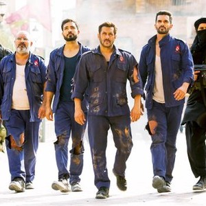TIGER IS ALIVE, (AKA TIGER ZINDA HAI), PARESH PAHUJA (THIRD FROM LEFT), SALMAN KHAN (CENTER), ANGAD BEDI (SECOND FROM RIGHT), 2017. ©YASH RAJ FILMS