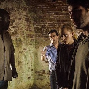 Zoo, from left: Nonso Anozie, James Wolk, Nora Arnezeder, Simon Kassianides, 'Sleuths', Season 1, Ep. #7, 08/11/2015, ©KSITE