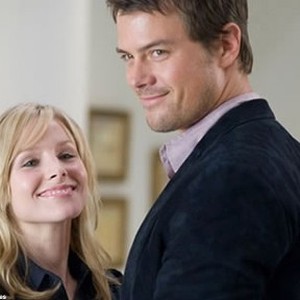Kristen Bell as Beth and Josh Duhamel as Nick in "When in Rome."