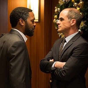 (L-R) Chiwetel Ejiofor as Ray and Michael Kelly as Reg Siefert in "Secret in Their Eyes."