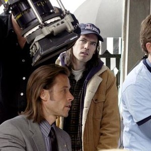 FIRST SNOW, Guy Pearce, director Mark Fergus, on set, 2006.©First Snow Distribution